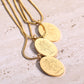 Collier zodiaque gravé minimaliste Faith and Destiny in Woman Hands