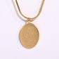 Collier zodiaque gravé minimaliste Faith and Destiny in Woman Hands