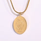 Collier zodiaque gravé minimaliste Faith and Destiny in Woman Hands