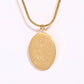 Collier zodiaque gravé minimaliste Faith and Destiny in Woman Hands